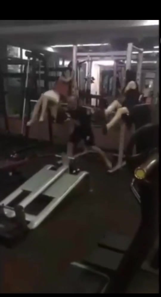 给了多少钱她俩愿意玩命地配合你健身！！