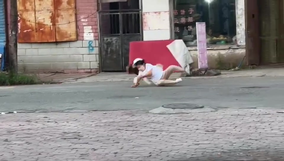 “走路玩手机是吧”