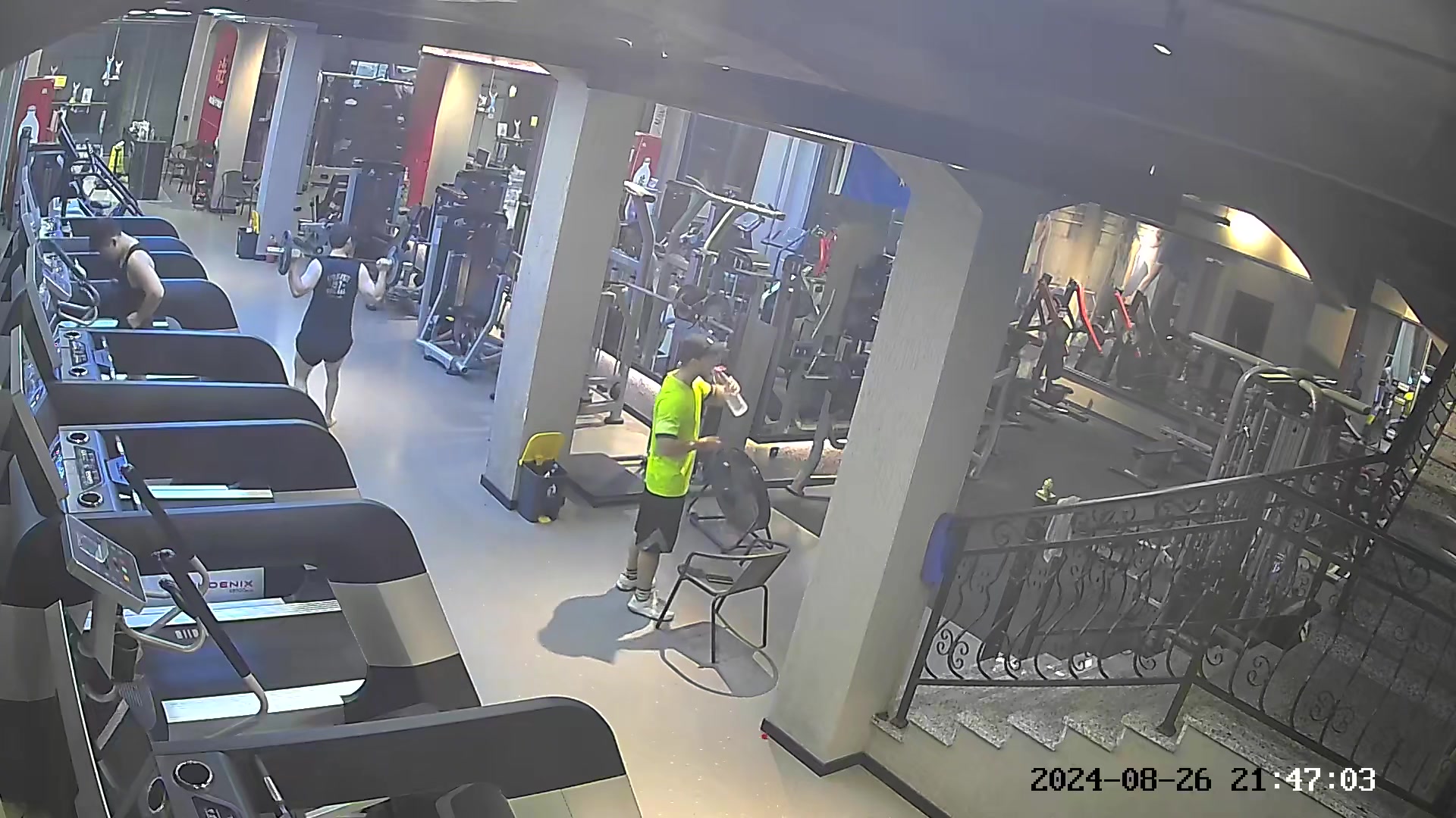 教练多喝两口水，会员扛着杆跑回家了