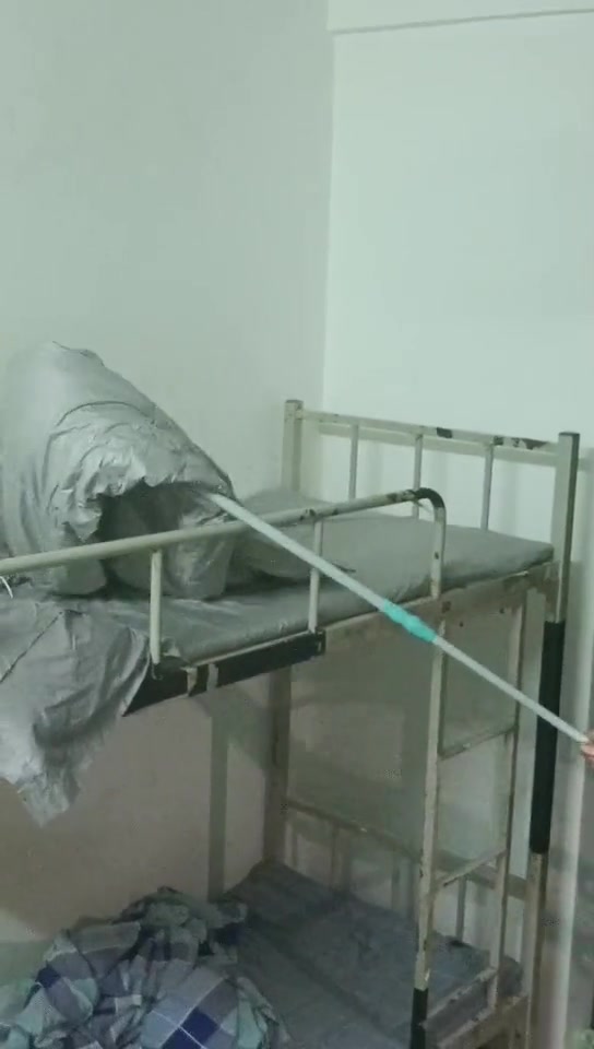 开学第一天，新室友太热情了