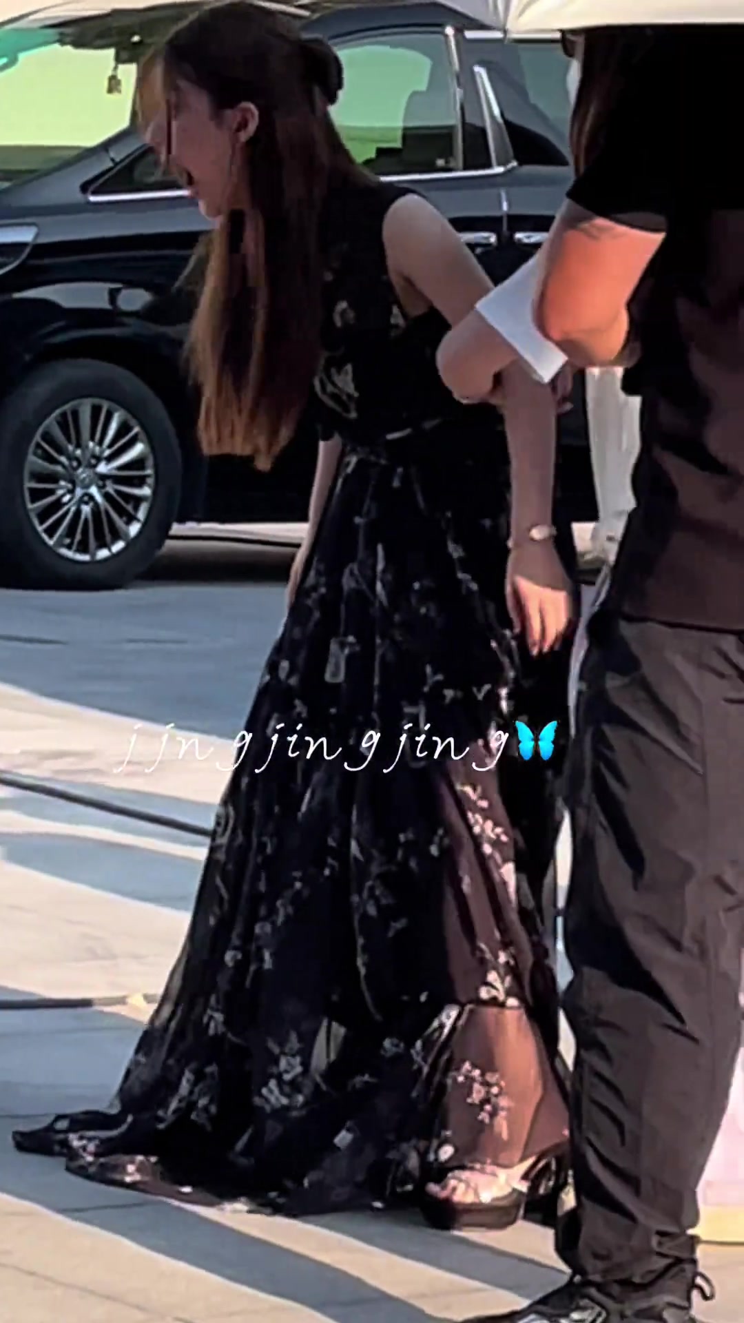 赵露思在街上怎么感觉有点“精神不正常”