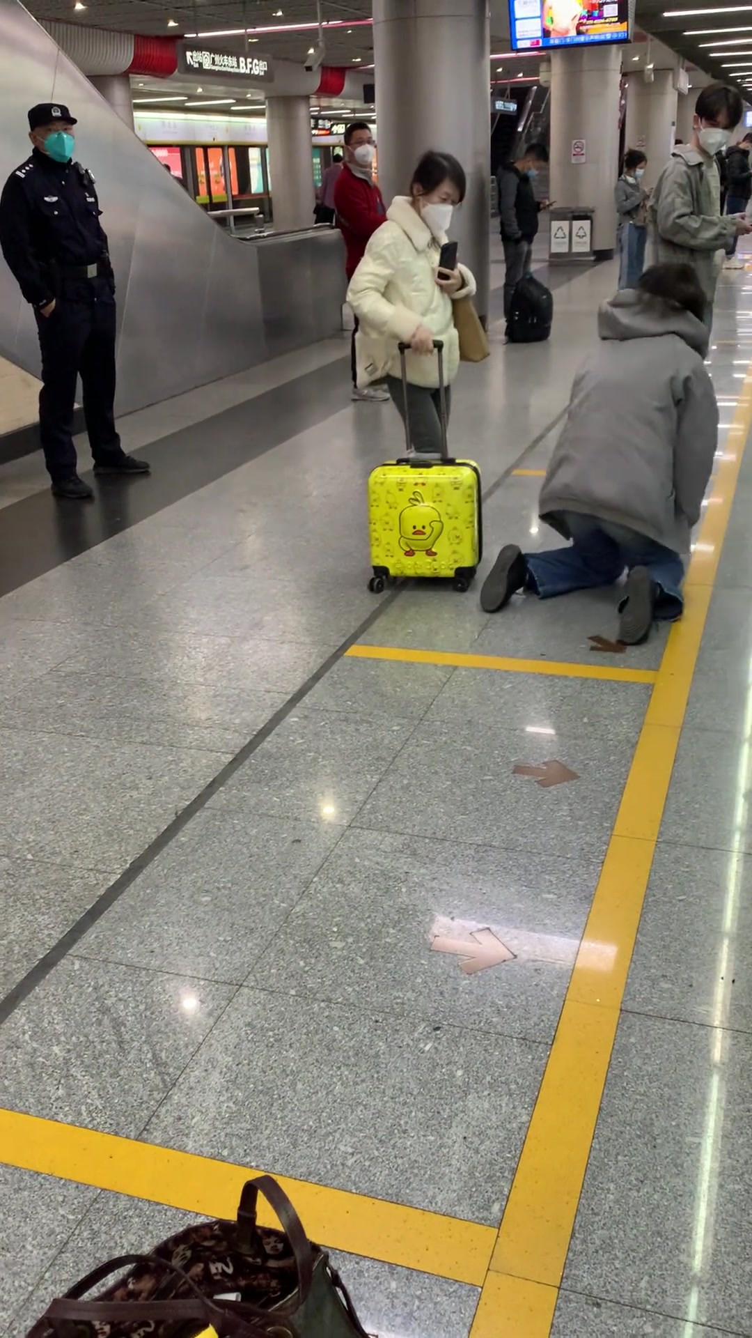 路人警觉的握了一下行李箱