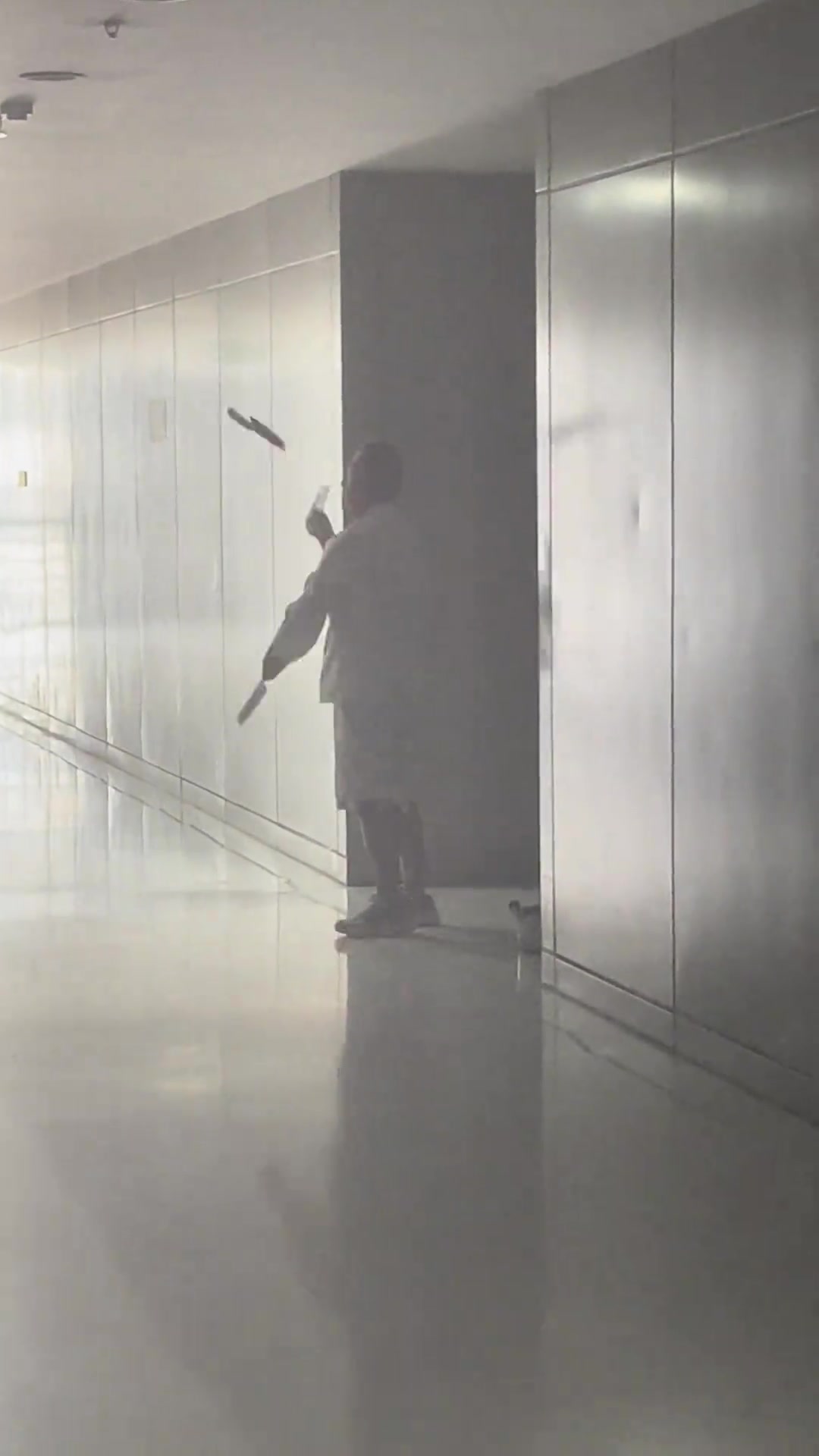 他丢那什么玩意，看着像菜刀呢