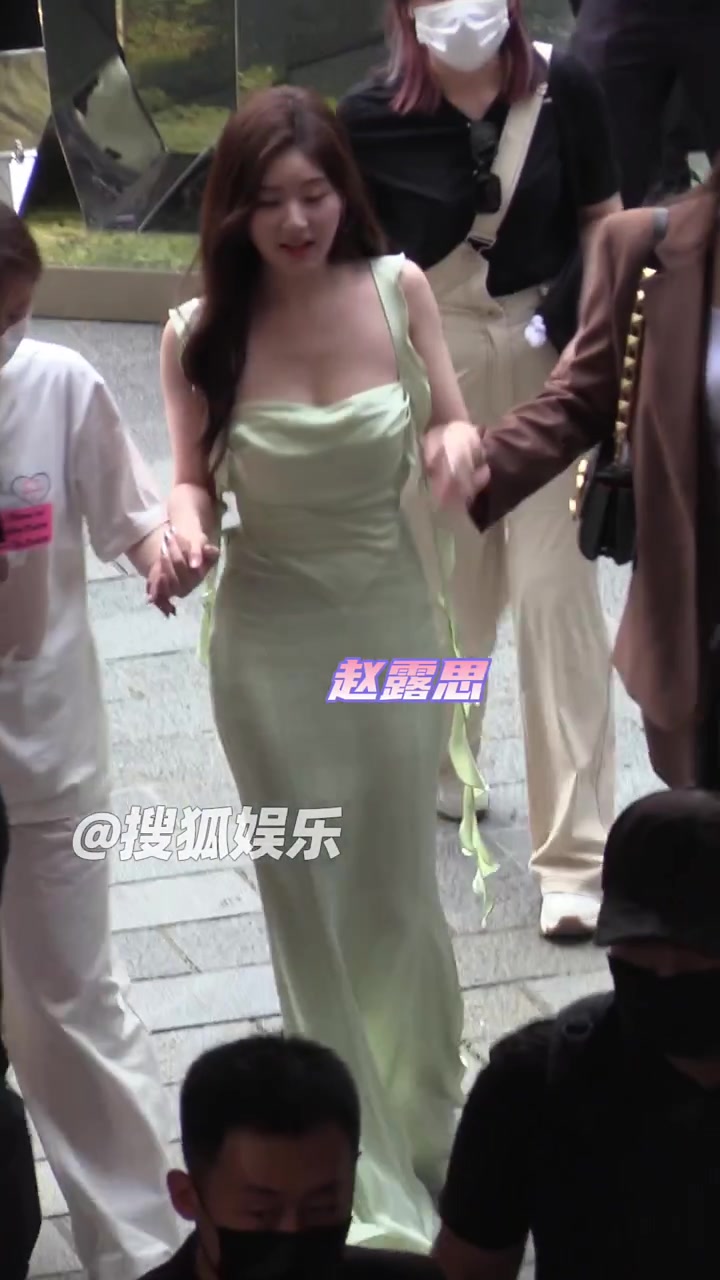 赵露思怎么走路还要人扶着啊！