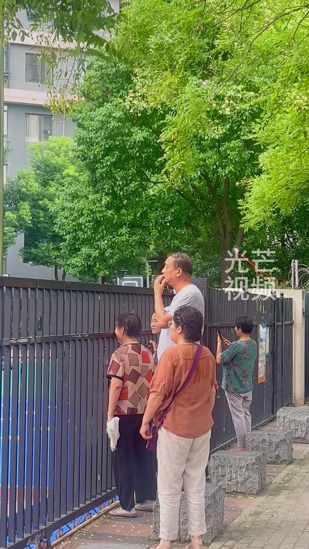 全国家长统一操作！幼儿园开学家长躲墙外成望娃石！