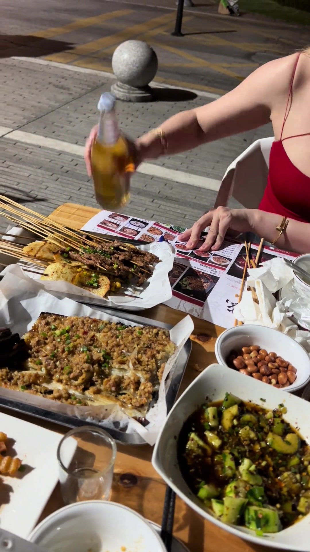 小姐姐会开酒瓶吗不会让我来帮帮你！