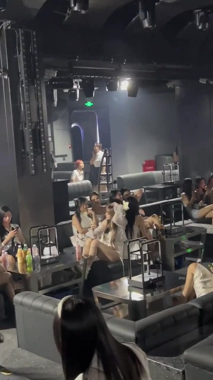 原来去酒吧里的小姐姐都是演员吗！