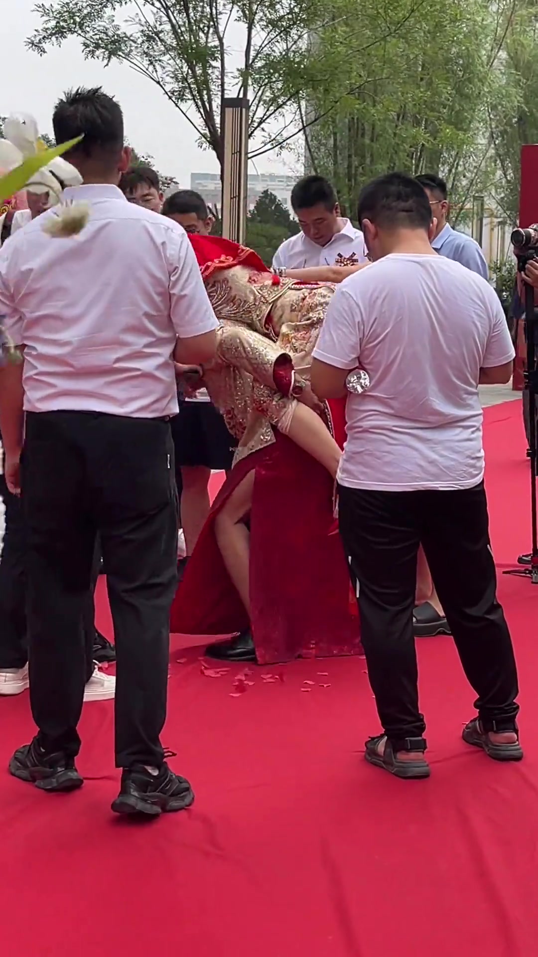 太着急了吗新郎穿秀禾服忘穿裤子了！