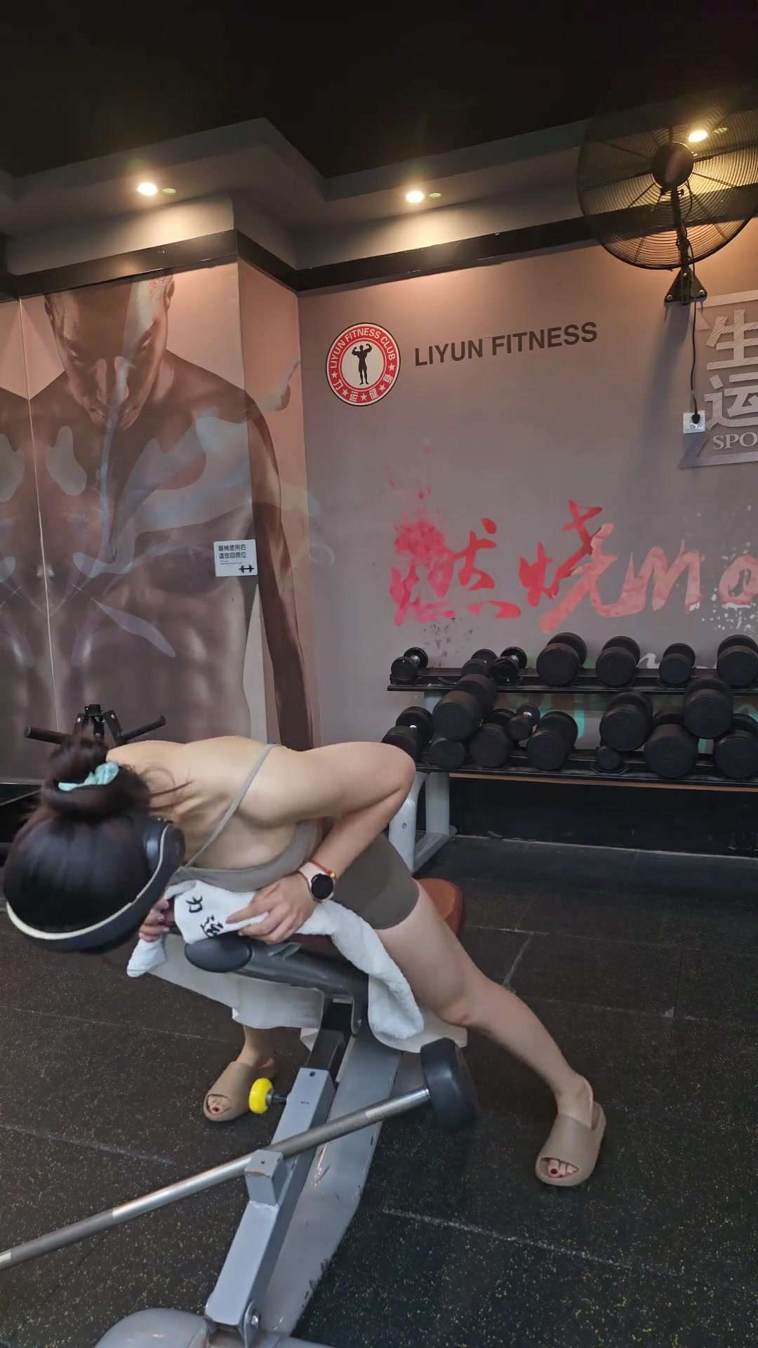 小姐姐小心点啊！差点就夹到自己了