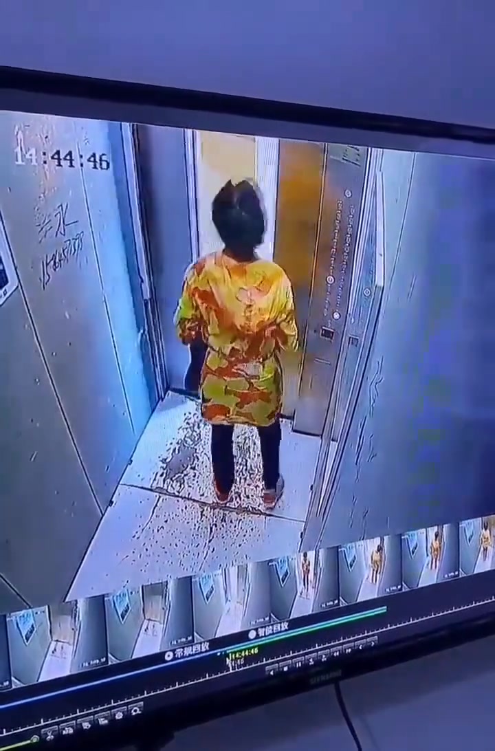 这么爱运动，你爬楼梯啊！小孩都知道电梯里不能蹦跳