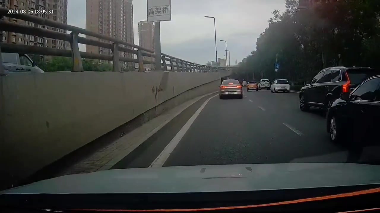 拥挤路段插队，因一个手势直接惹怒司机，怒撞另一辆车