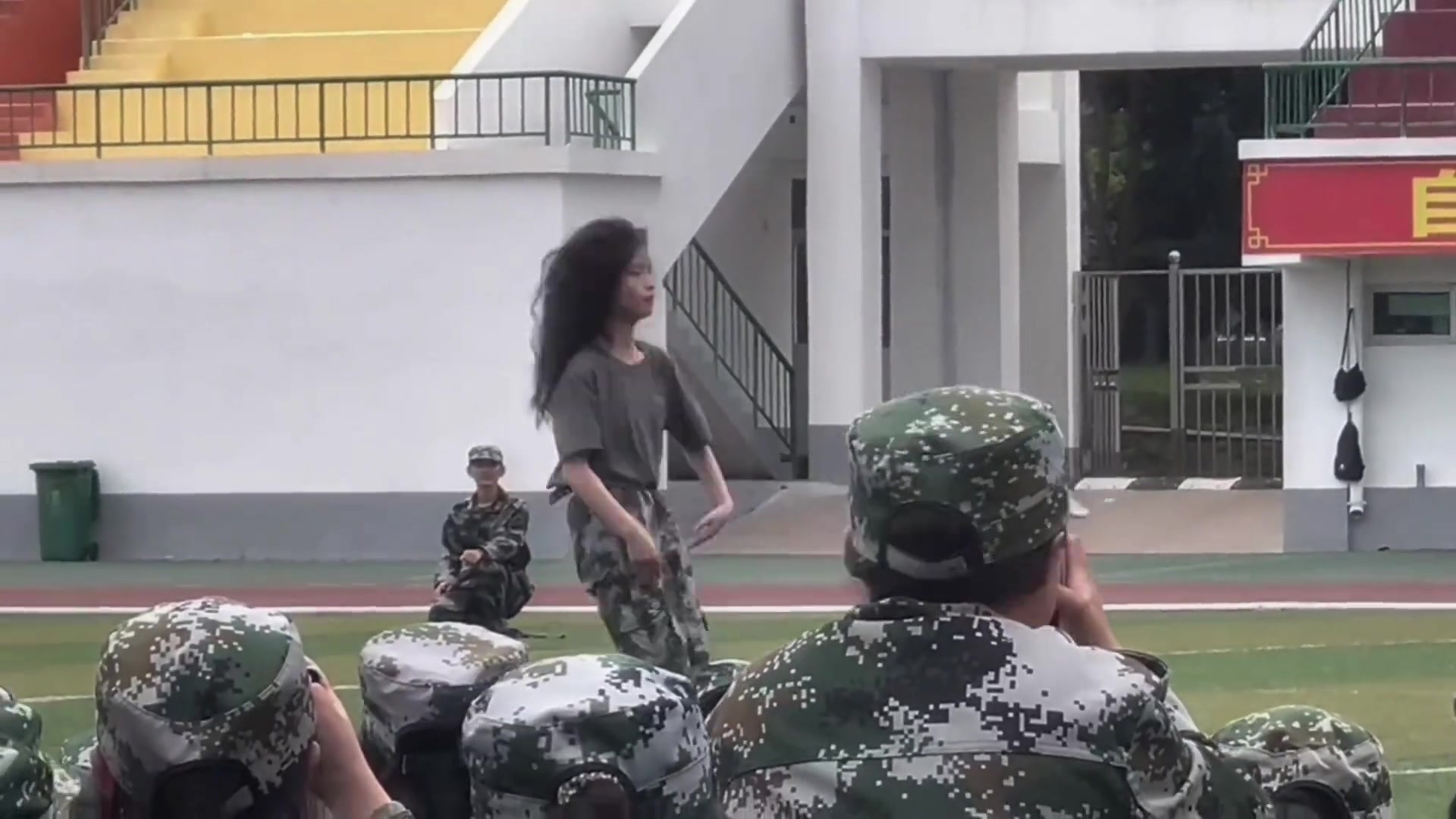 有些人天生就是为了当主角而生！！