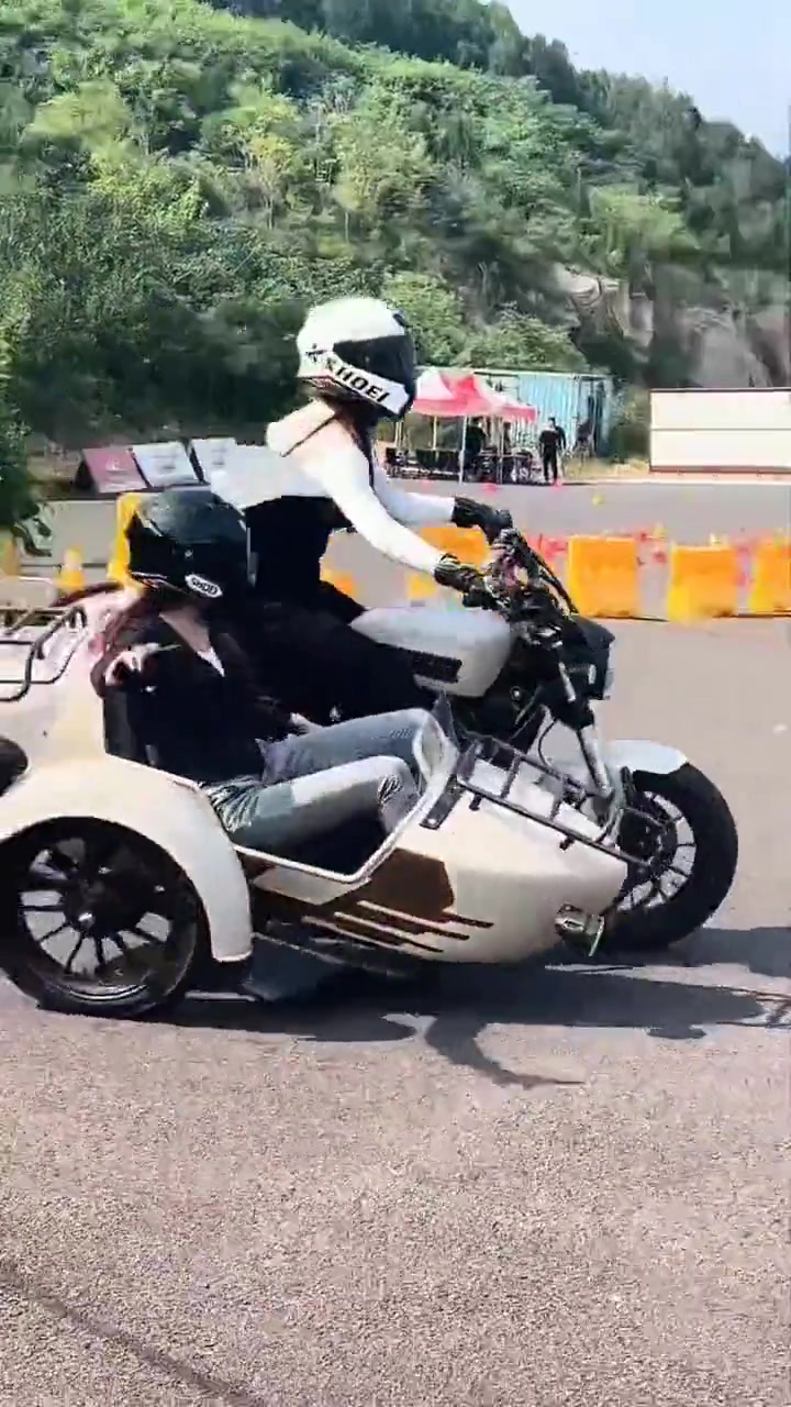 好家伙！两个小姐姐直接“一键卸载”！