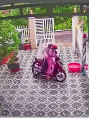 脚滑的一家人！这就叫“葫芦娃救爷爷”！