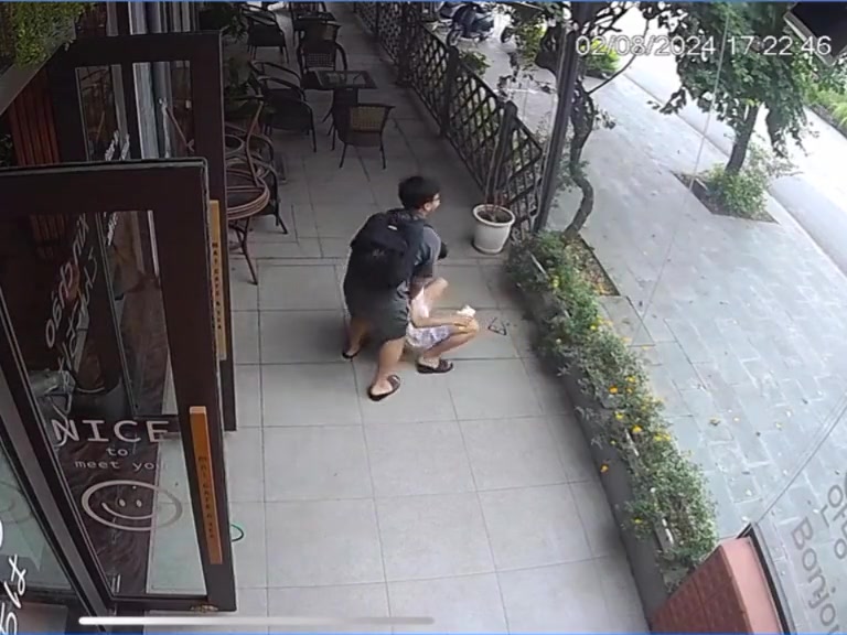 好家伙！一块玻璃给两个人搞得一个头疼一个肚子疼