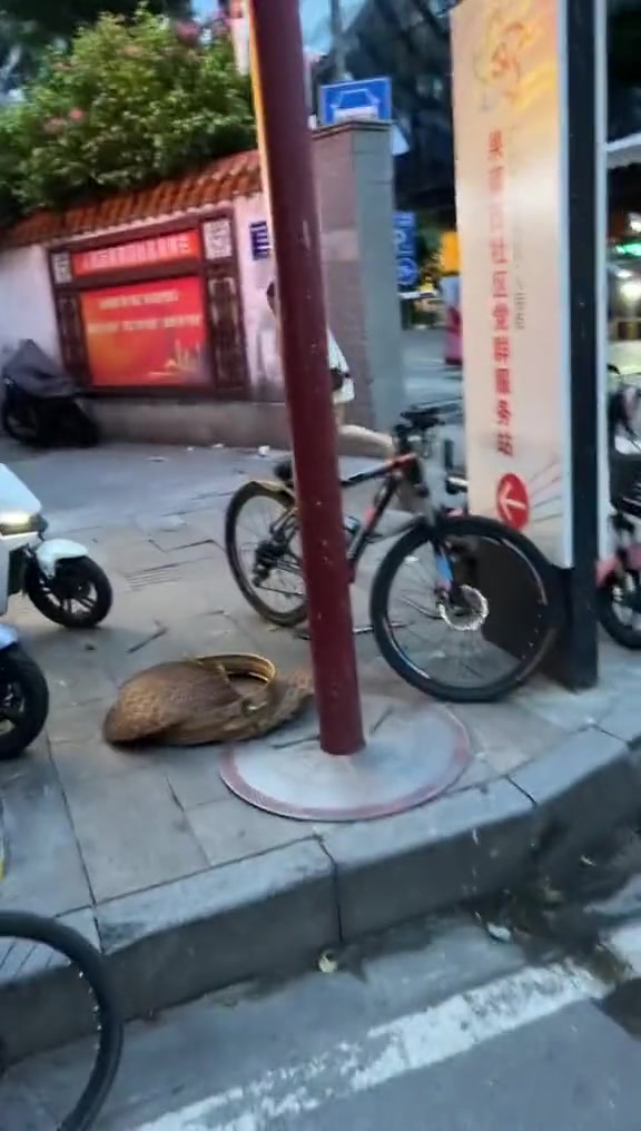 女的叫那么惨，还以为大爷在搞破坏呢！