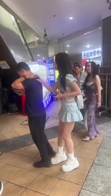 小姐姐现抓偷拍男子，竟发现手机里不止拍了她一人