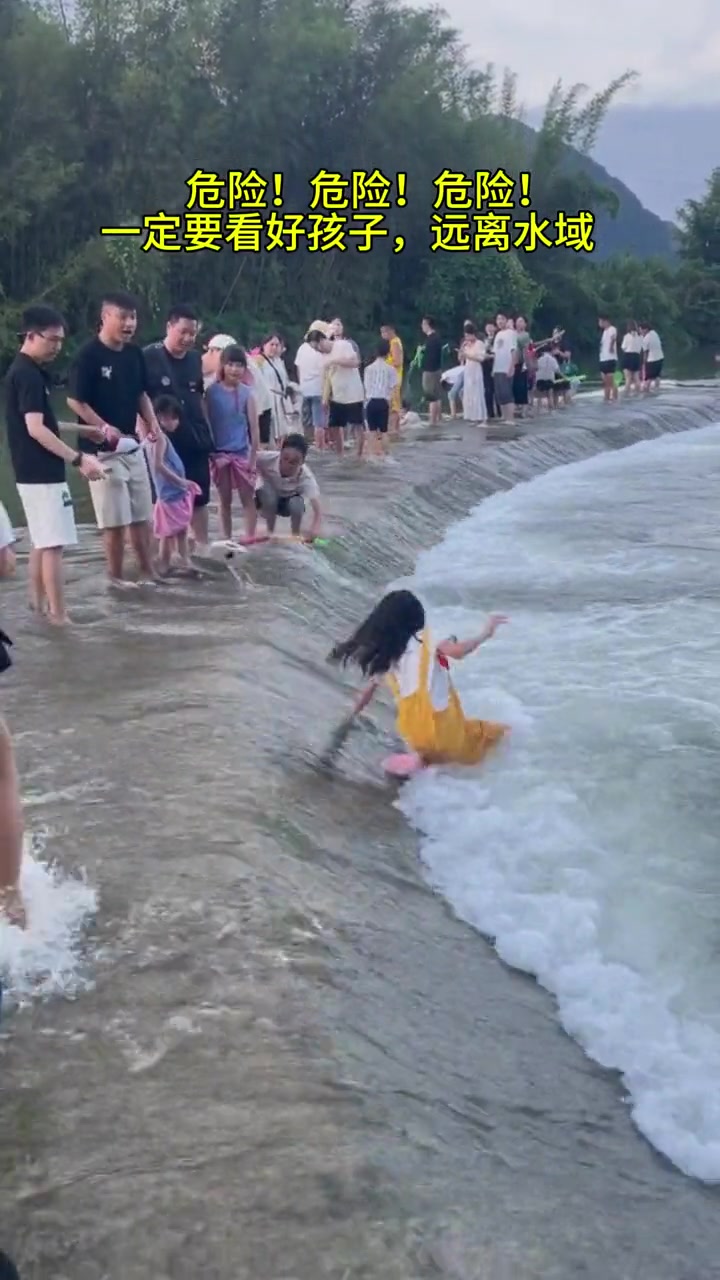 还笑得出来啊还好水不深，不然没人救得了