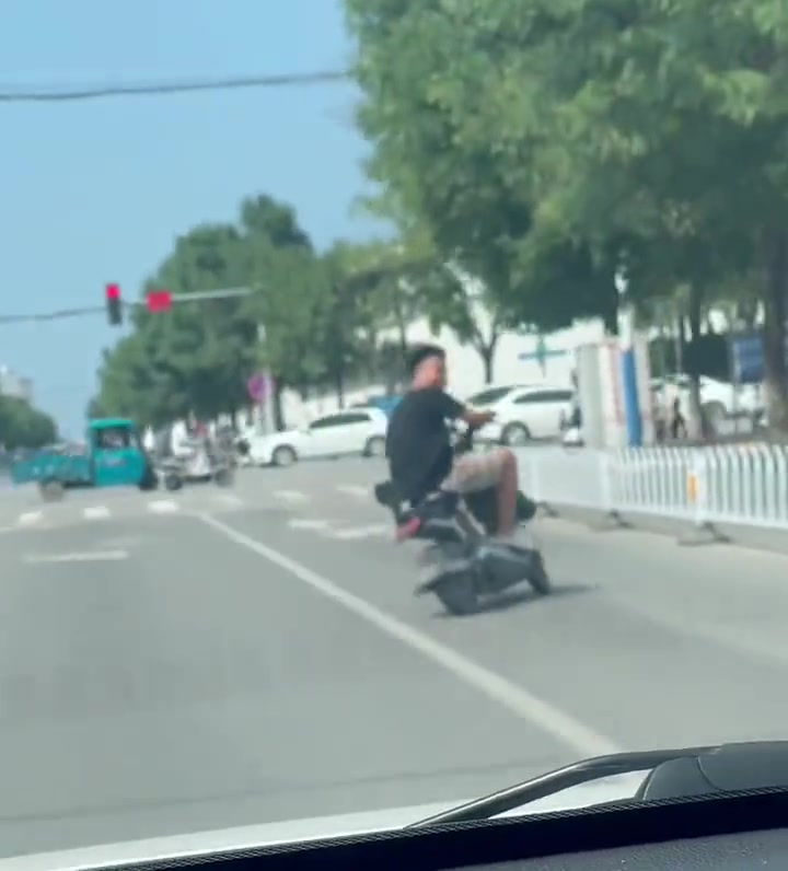 大家猜猜什么歌听到需要松开双手骑电动车！