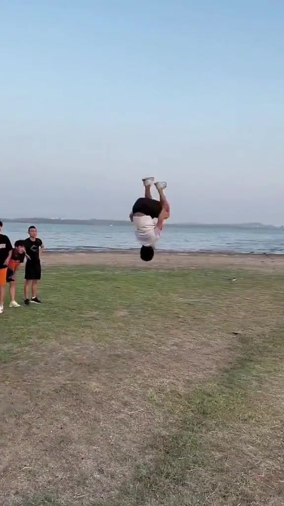 虽然结果摔了个灰头土脸，但是已经很了厉害了