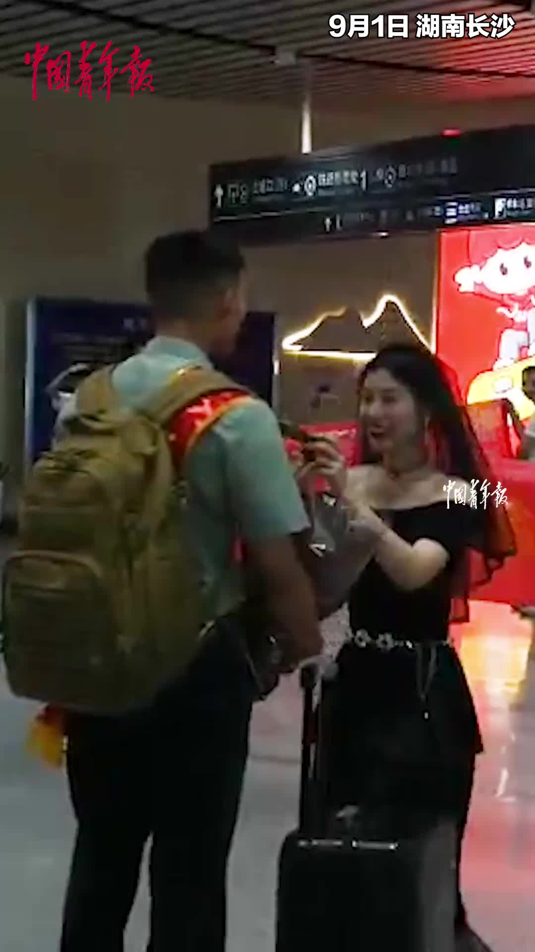 双向奔赴了！女子向退伍男友求婚，没想到男友也准备求婚