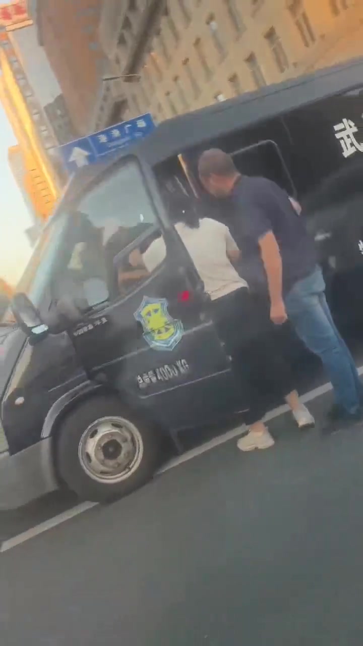 小车和运钞车发生磕碰，夫妻俩扯着运钞车司机讨说法