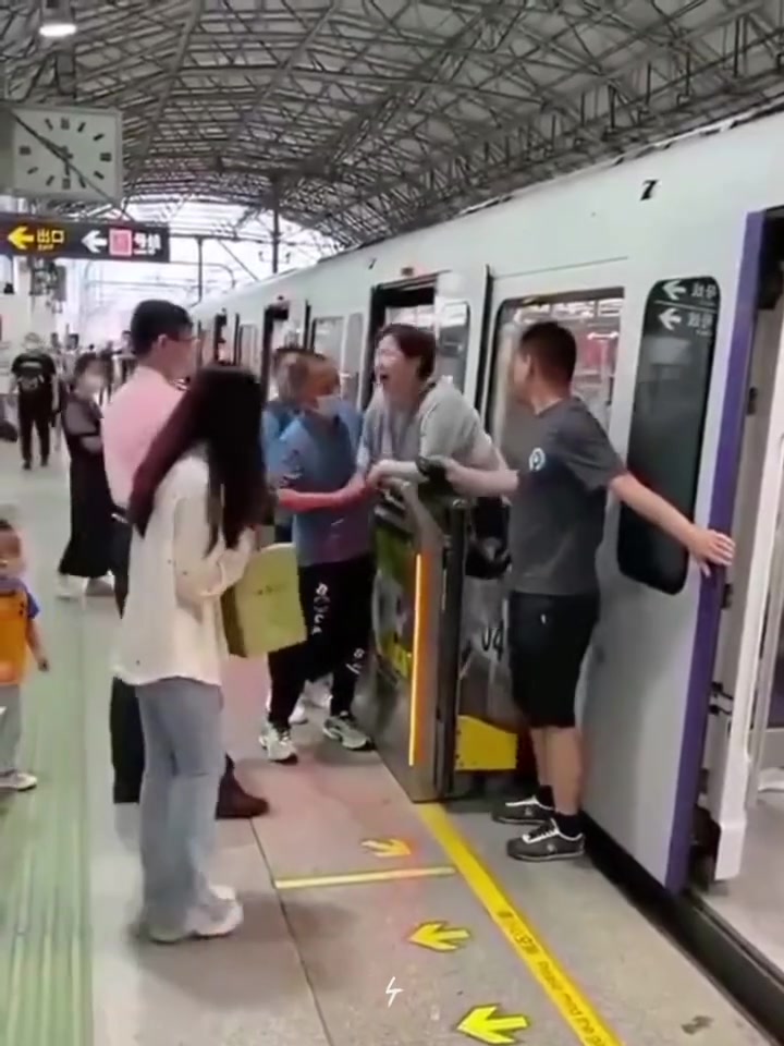 这女子是在强行拦车都能上下蹦应该没被夹住啊