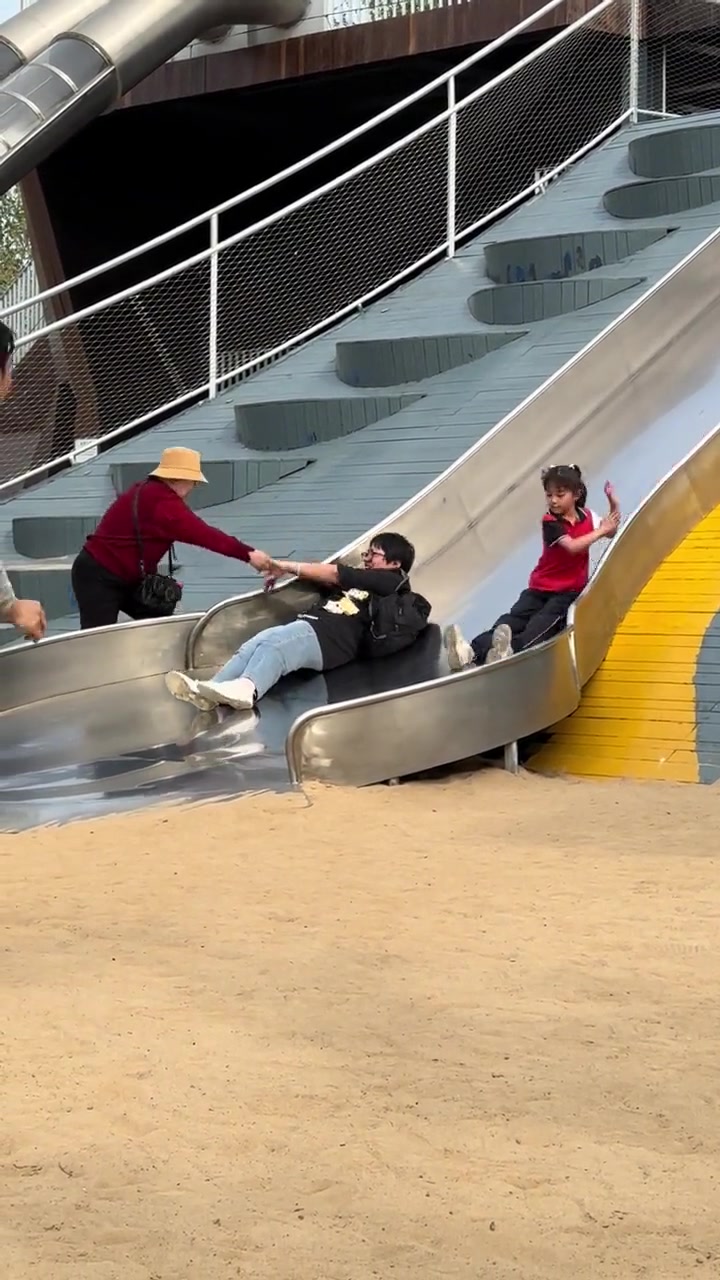 她是不是以为自己很可爱！