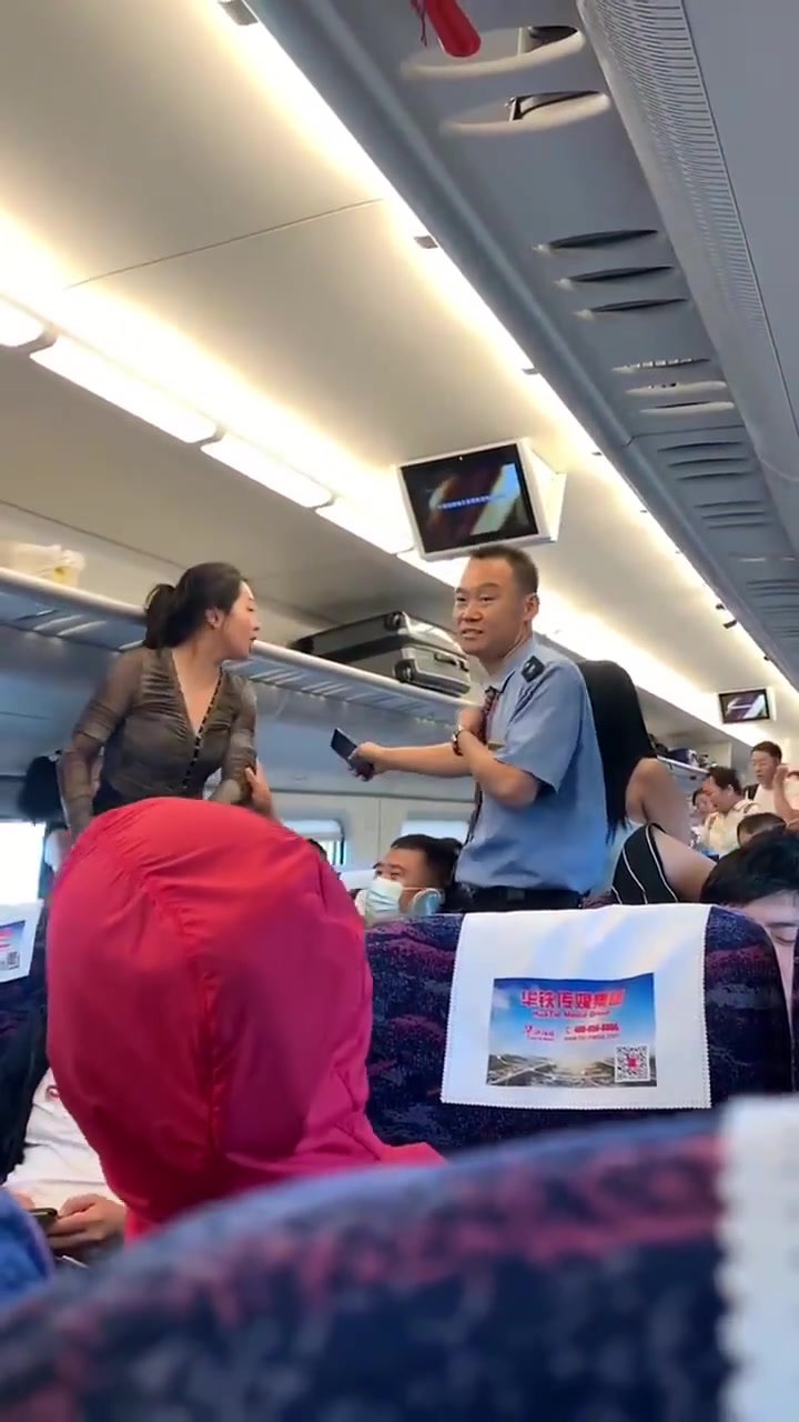 动车上女子提醒小女孩安静点，女孩的妈妈不满直接动手