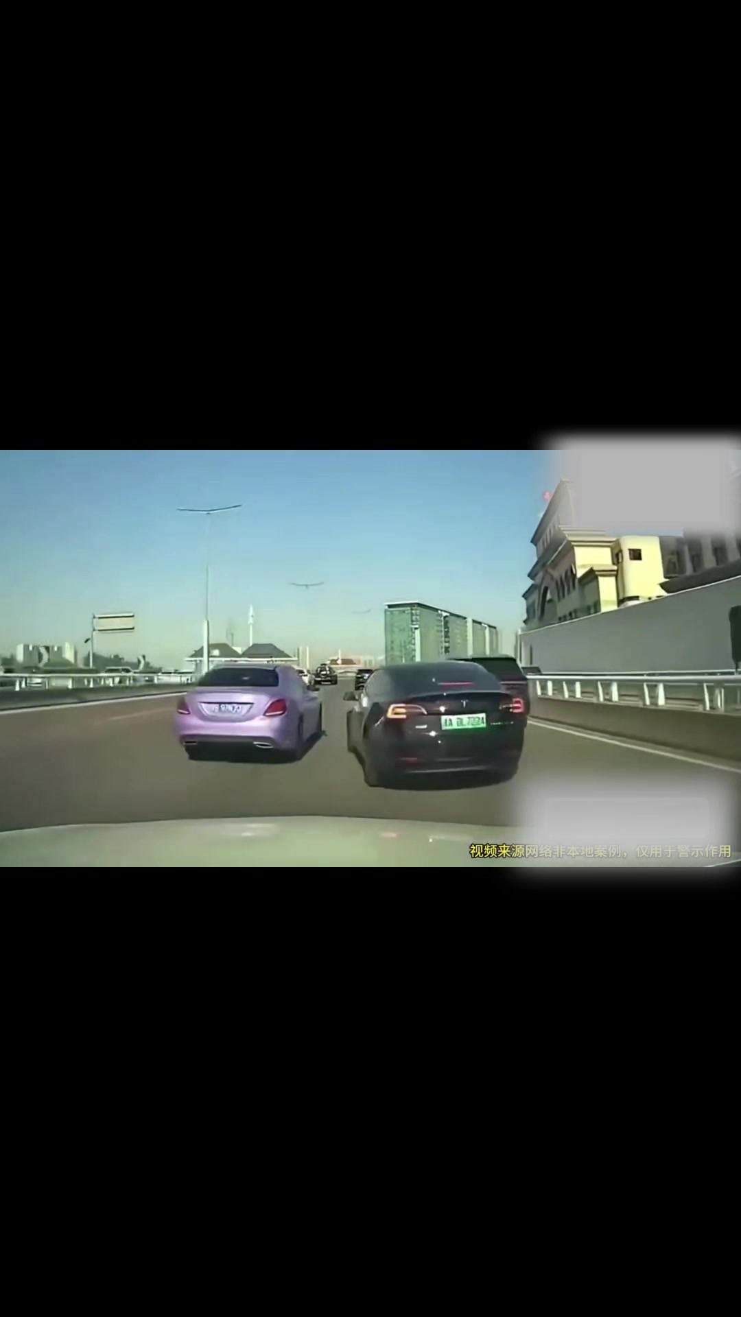 奔驰和特斯拉同时超车往中间并线，真是苦了右边的那辆suv