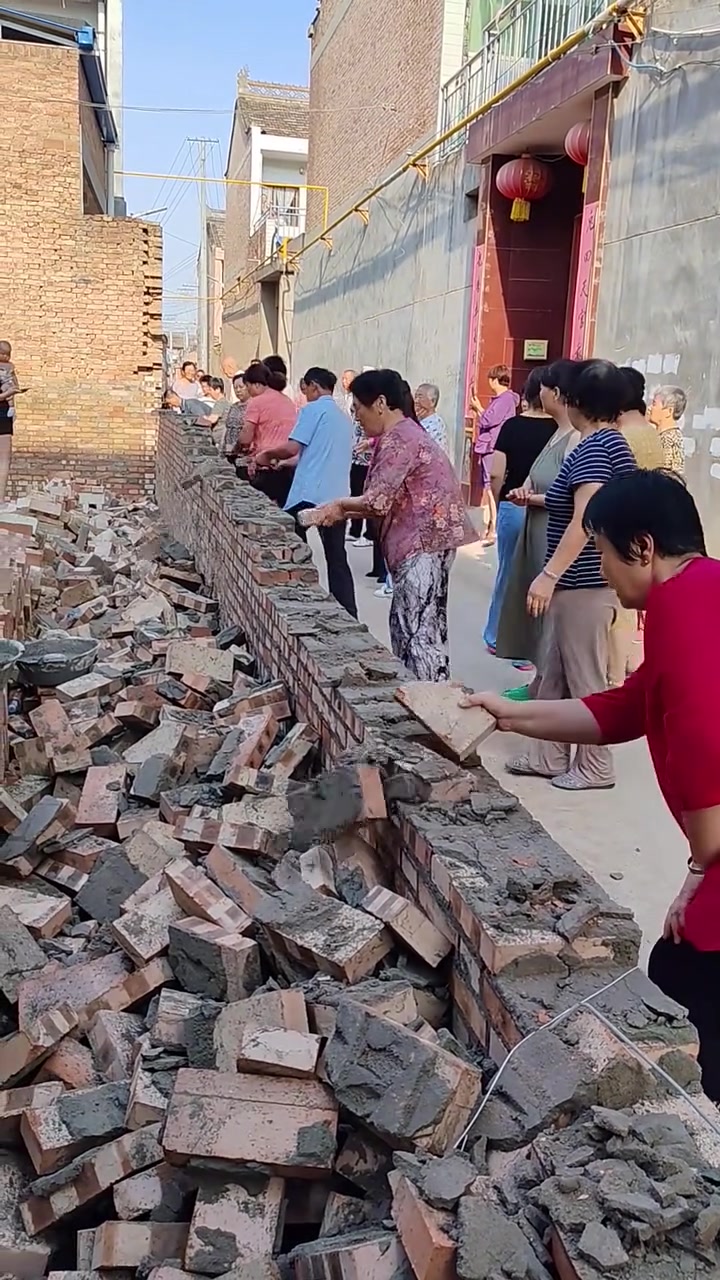 这样看像是占用了原本应该有的通道！那确实该砸！
