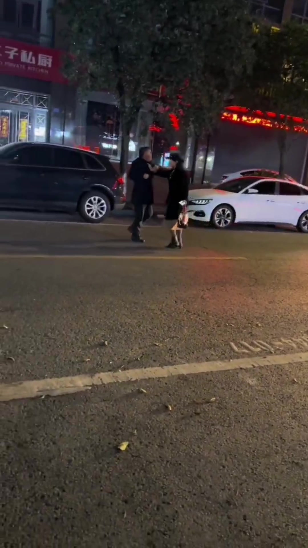 男子喝酒找事，被老婆三巴掌打回现实！