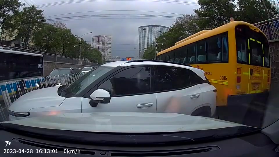 前车随意变道，教练没教好你，让社会车辆好好给你上一课