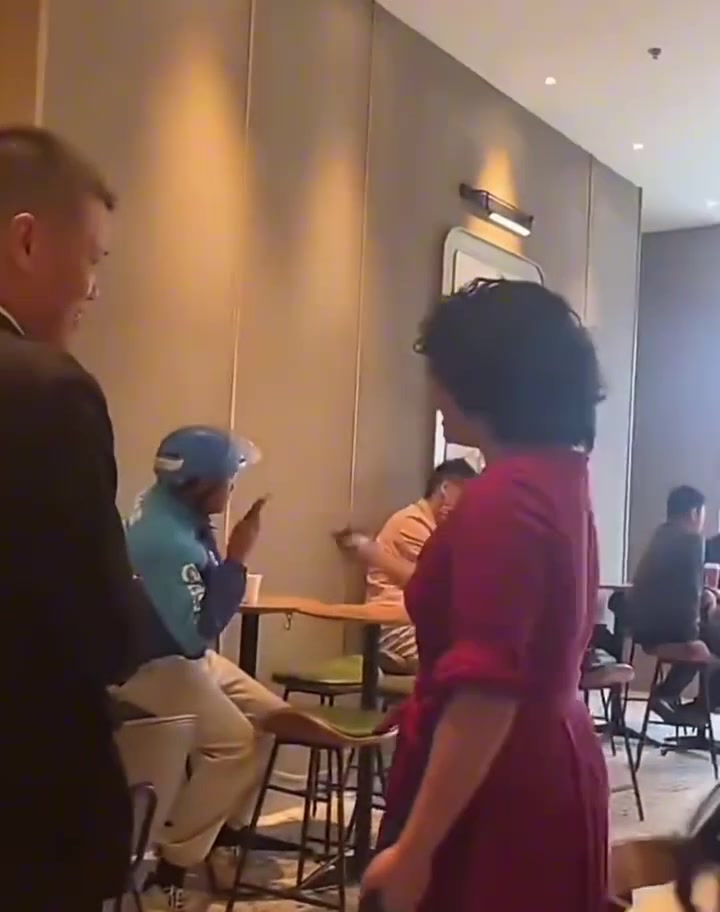 红衣女子不满外卖小哥同在咖啡店！