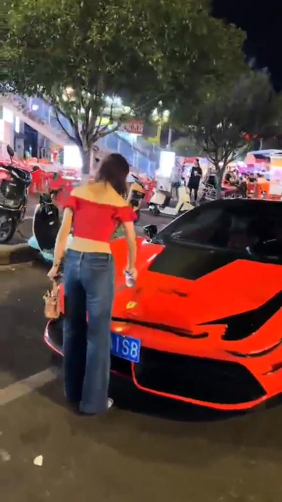 法拉利被女子喷漆，渣男！