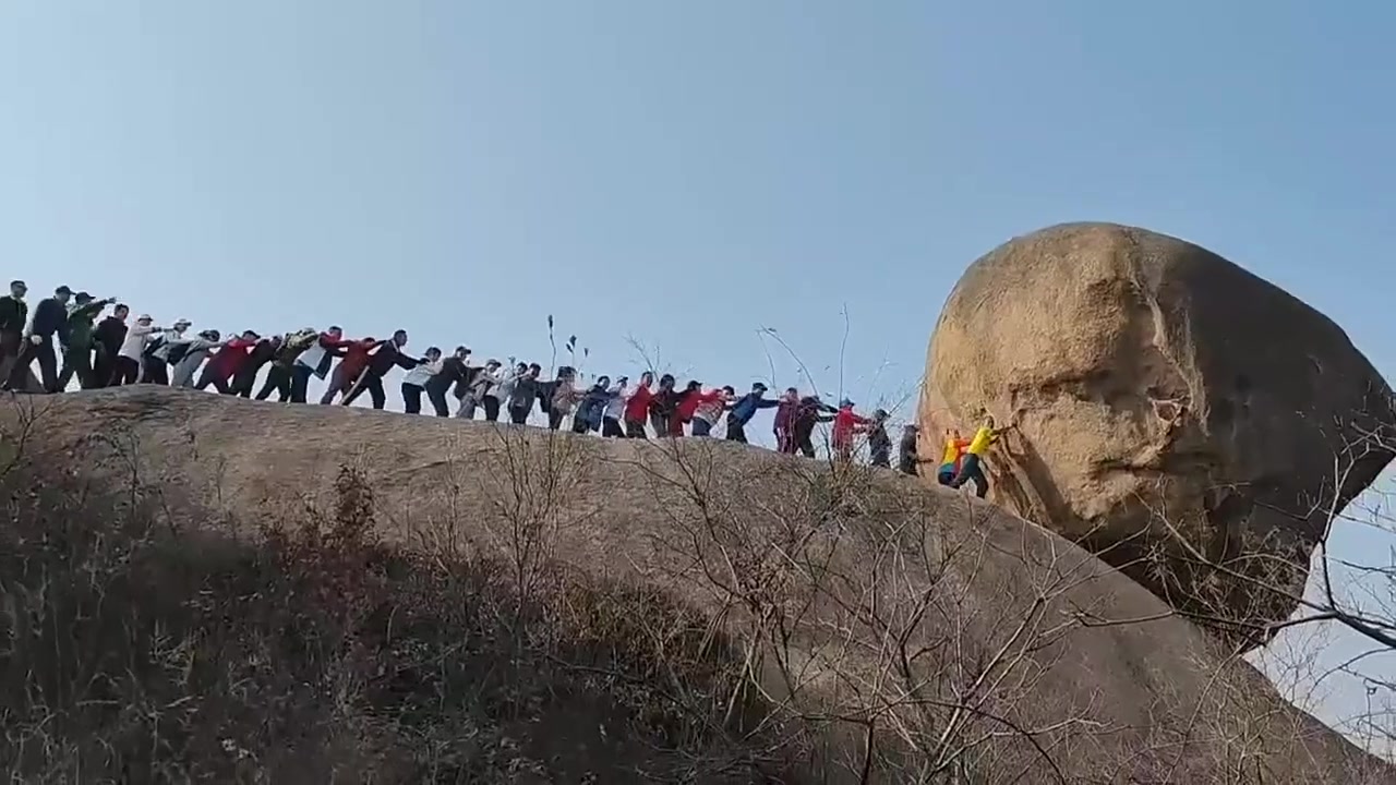 爬山爬得都推起石头来了，无聊又危险的行为！