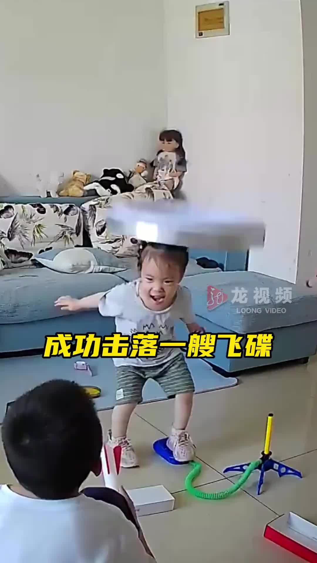 小孩姐在家竟然玩起“导弹发射”，灯罩随之掉落！