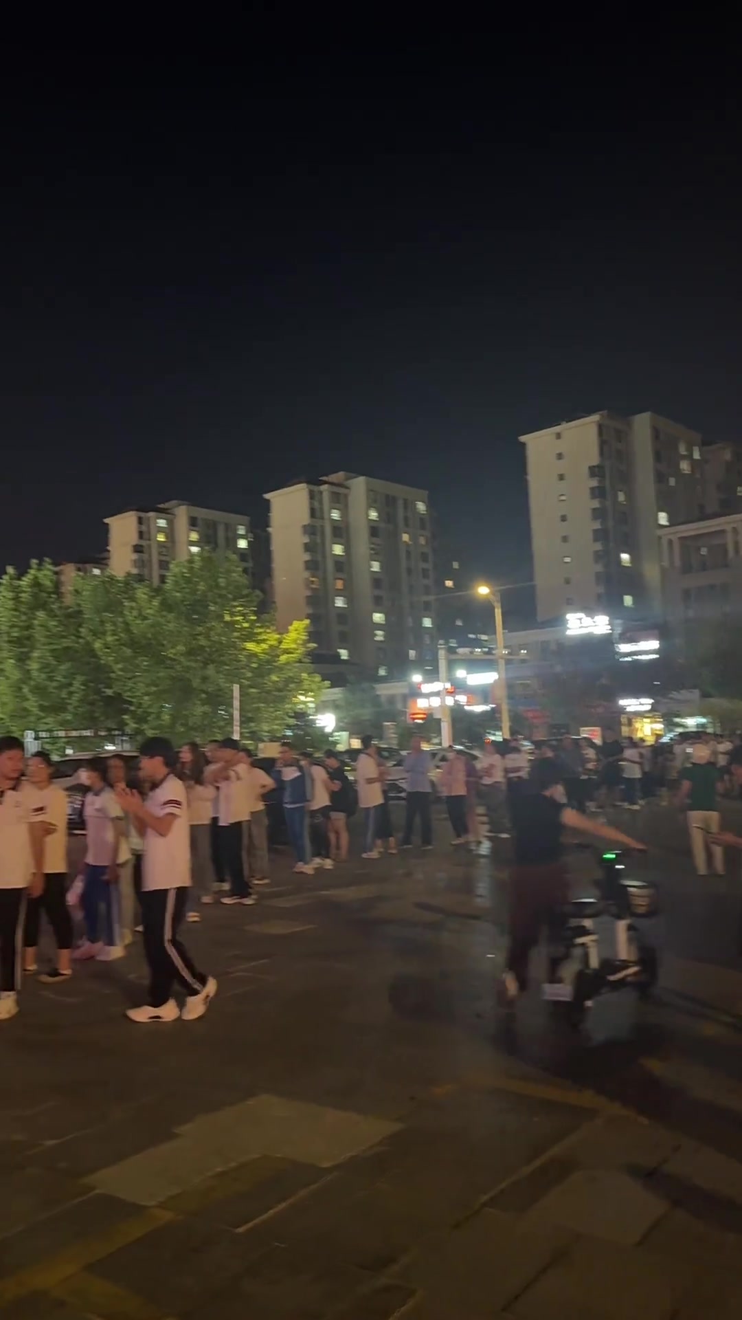 学校的教材只能这家书店能卖吗书店发财拦都拦不住！