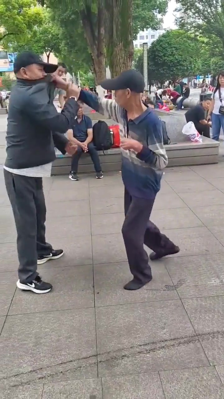 俩大爷街头比划，谁更胜一筹！