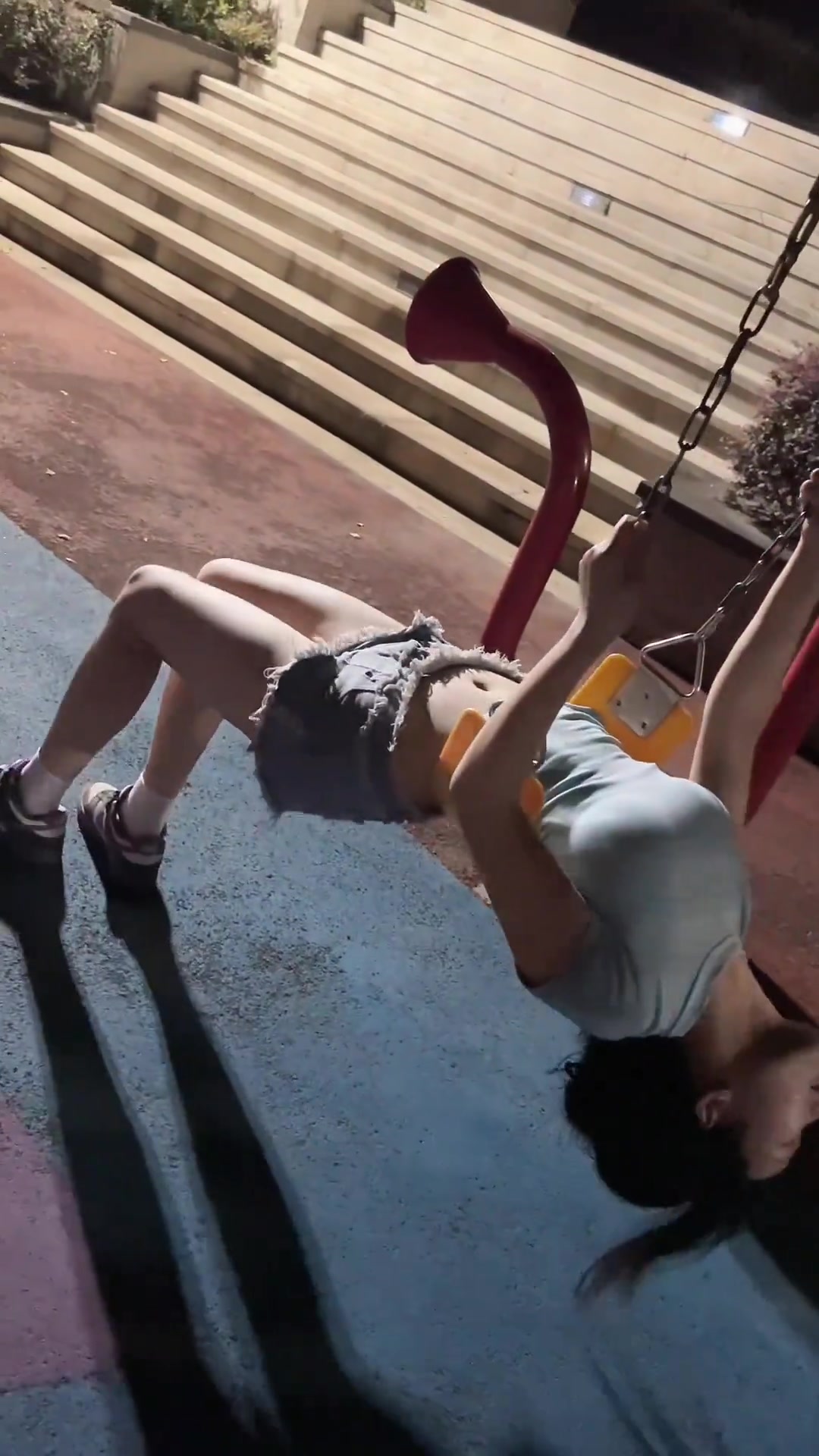 真怕她没坐好，突然溜下去...