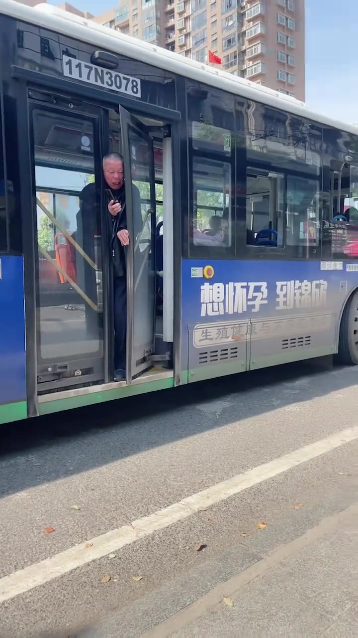 大爷一辈子此诧风云，没想到被两扇门卡住了脑门！