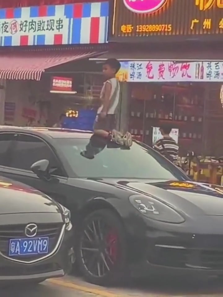 什么家庭条件，会让小孩哥把停车场当游乐场玩啊