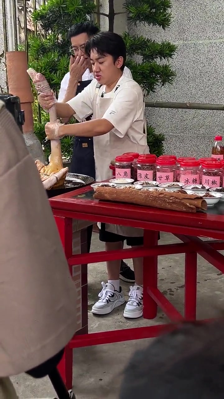 需不需要给王祖蓝一个凳子啊！