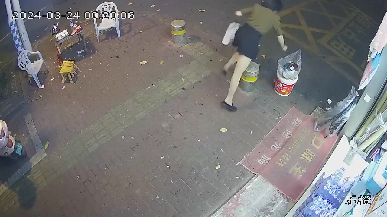 这女的不是自己吓自己嘛不看路就跑啊！