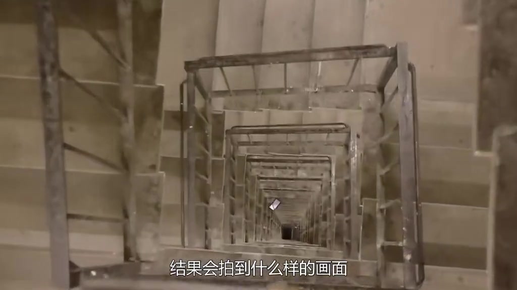 为了拍手机从高处掉落的画面，真实下血本了