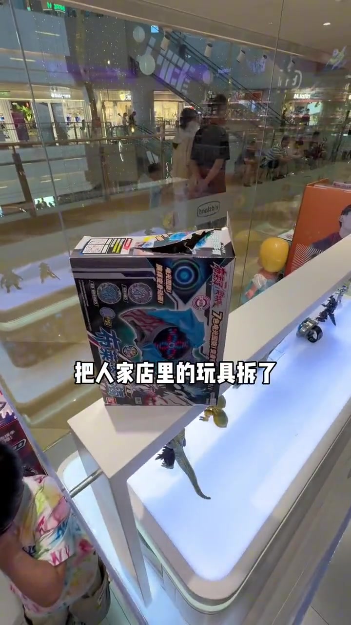 小朋友拆了玩具店的玩具，家长的做法值得学习