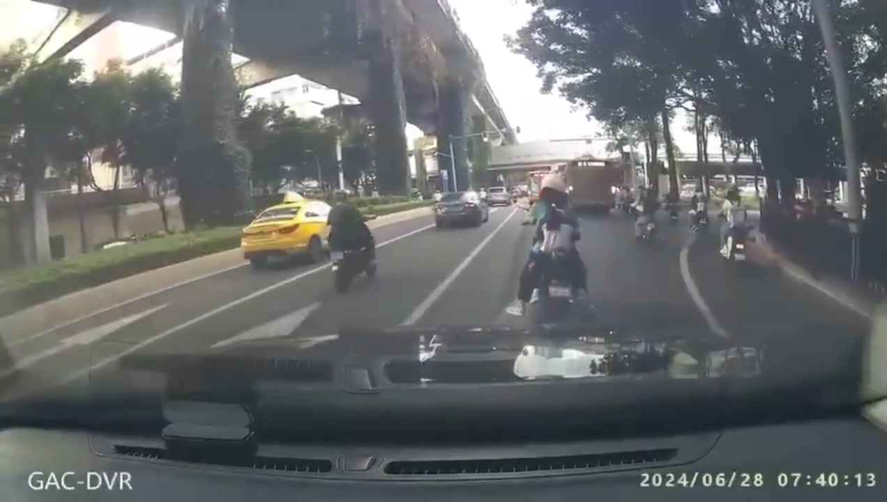 母女俩骑电动车撞倒小姐姐，竟头也不回就这样走了！