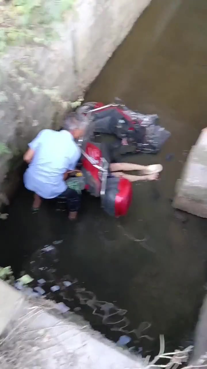 人被电动车压住！这水要是深一点，能把自己淹死！