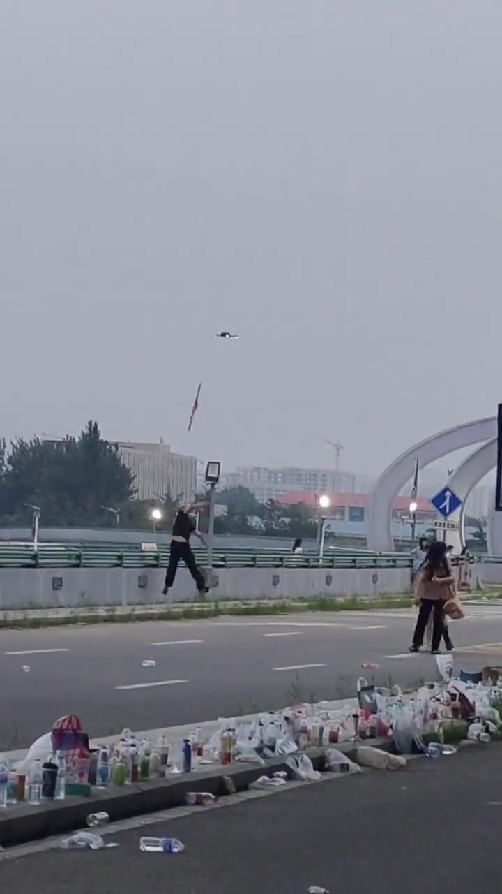 演唱会出现无人机，被安保人员打下