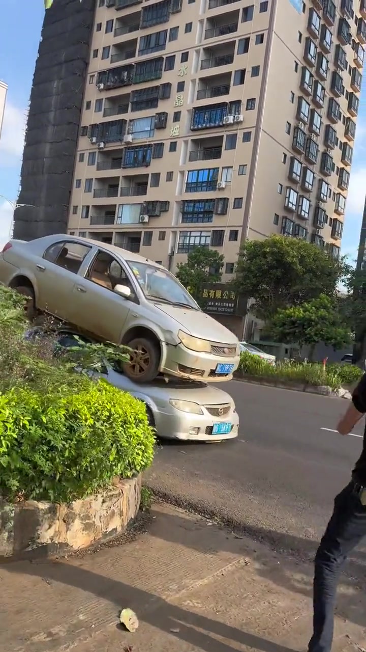 这路边停车位那么紧张吗要叠起来停